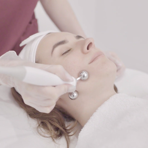 Skin treatment using aquapure at Canada Medlaser clinic
