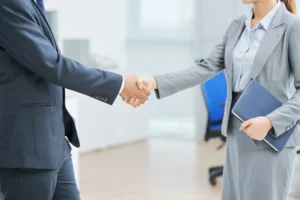 people shaking hands on franchise investment